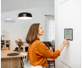 Smart home a okna – czujniki, elektryczne klamki, automatyka rolet. Jak to działa w 2026?